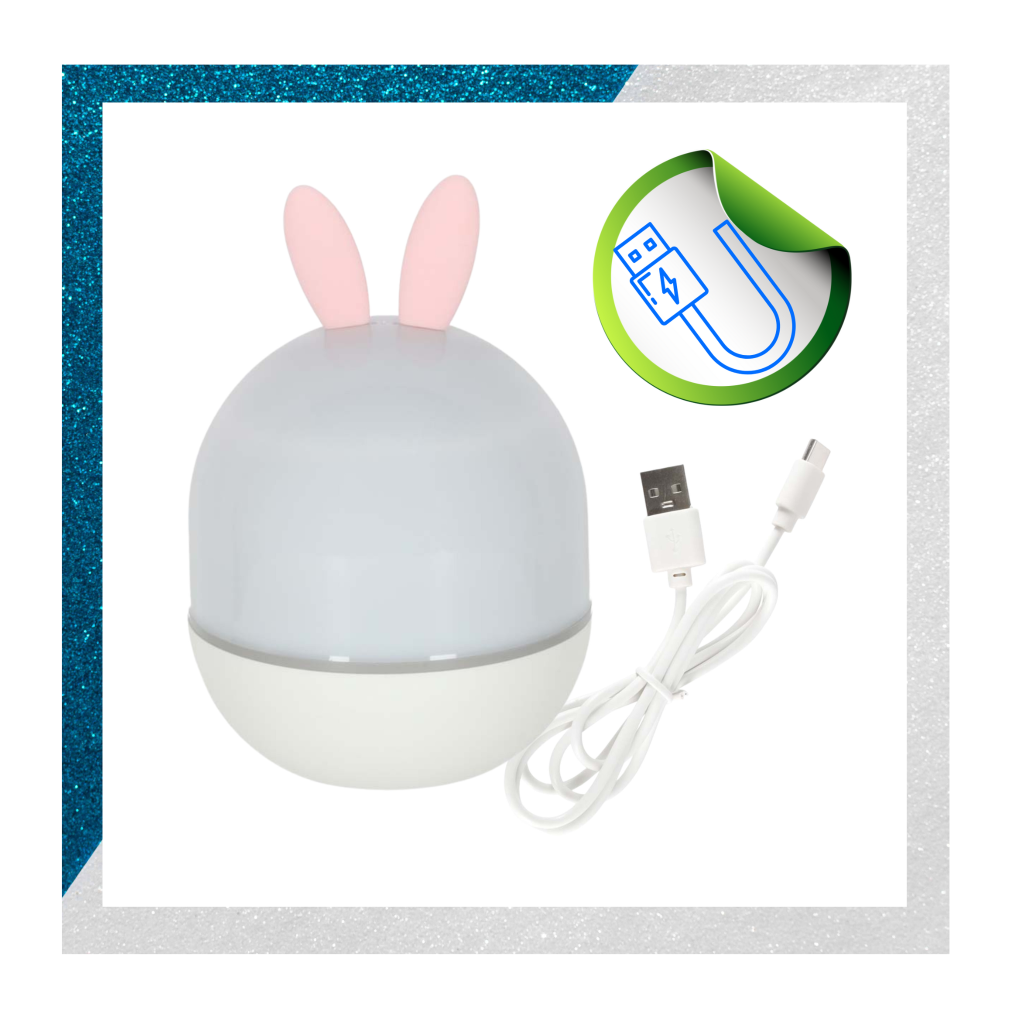 Na obrazie znajduje się lampka nocna w kształcie kuli z różowymi uszami, obok której leży biały kabel USB. W prawym górnym rogu widoczna jest ikona z symbolem USB i błyskawicą.