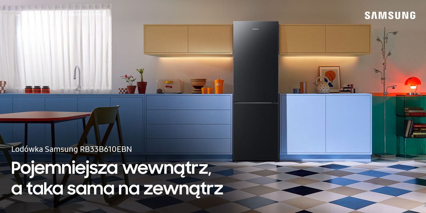 Ponadczasowa stylistyka lodówki Samsung RB33B610EBN dostępnej w Media Expert Kuchnia z czarną lodówką Samsung RB33B610EBN, otoczona niebieskimi szafkami i drewnianym stołem. Na obrazie widoczny jest tekst: \'Lodówka Samsung RB33B610EBN Pojemniejsza wewnątrz, a taka sama na zewnątrz\'.