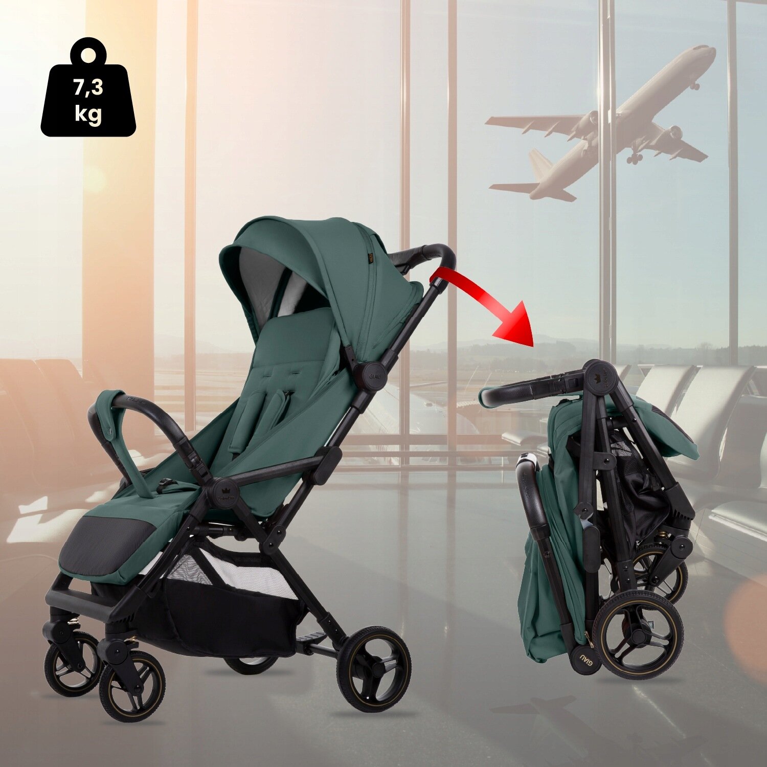 Obraz przedstawia zielony wózek spacerowy w dwóch pozycjach: rozłożonej i złożonej, z widoczną wagą 7,3 kg. W tle znajduje się okno z widokiem na startujący samolot.