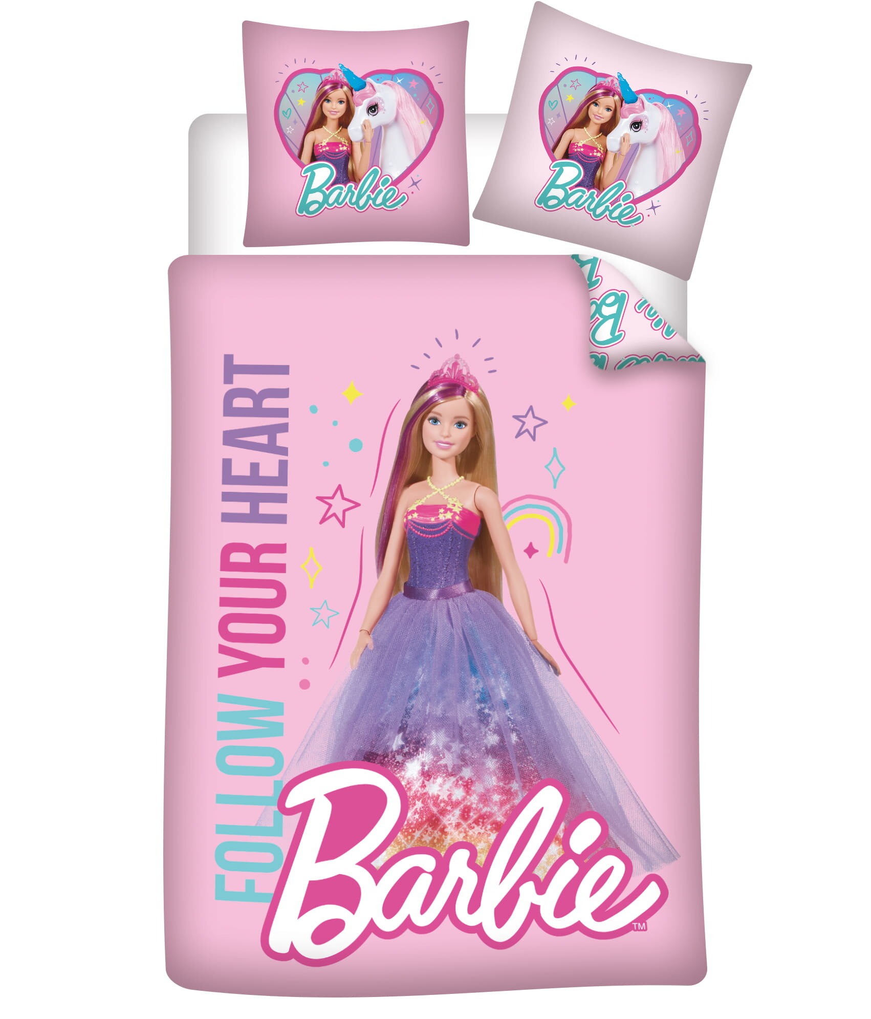 Pościel z motywem Barbie, przedstawiająca postać Barbie w fioletowej sukni na różowym tle z napisem \'FOLLOW YOUR HEART\'. Na poduszkach widoczna jest Barbie z jednorożcem oraz logo \'Barbie\'.