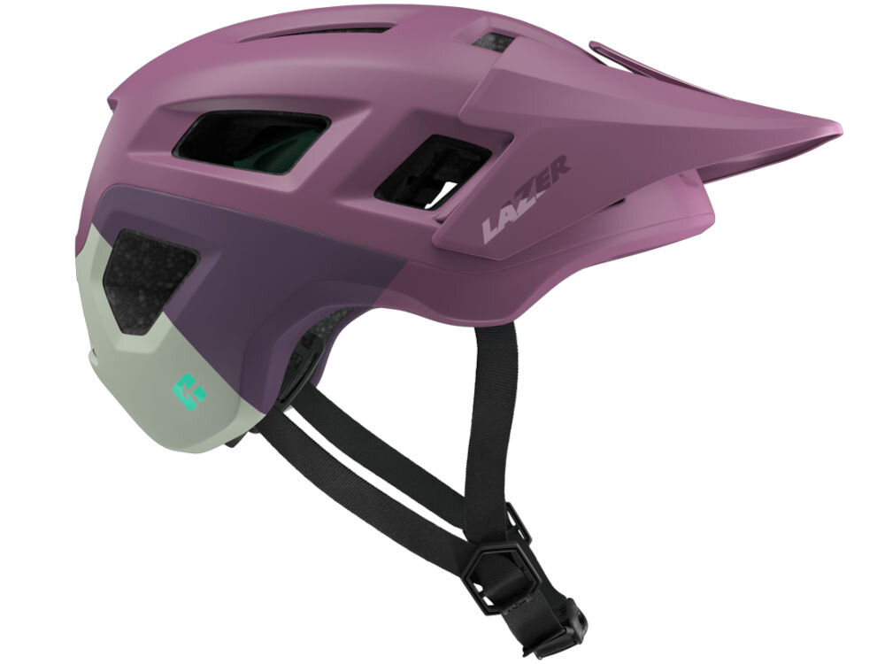 Fioletowy matowy kask rowerowy z daszkiem, posiada otwory wentylacyjne i czarne paski z zapięciem. Na boku widoczne jest logo \'LAZER\'.