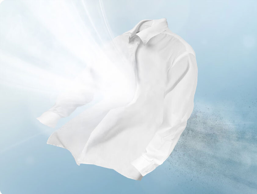technologia Air Refresh Biała koszula unosi się w powietrzu na tle niebieskiego nieba, otoczona jasnym światłem i delikatną mgiełką.