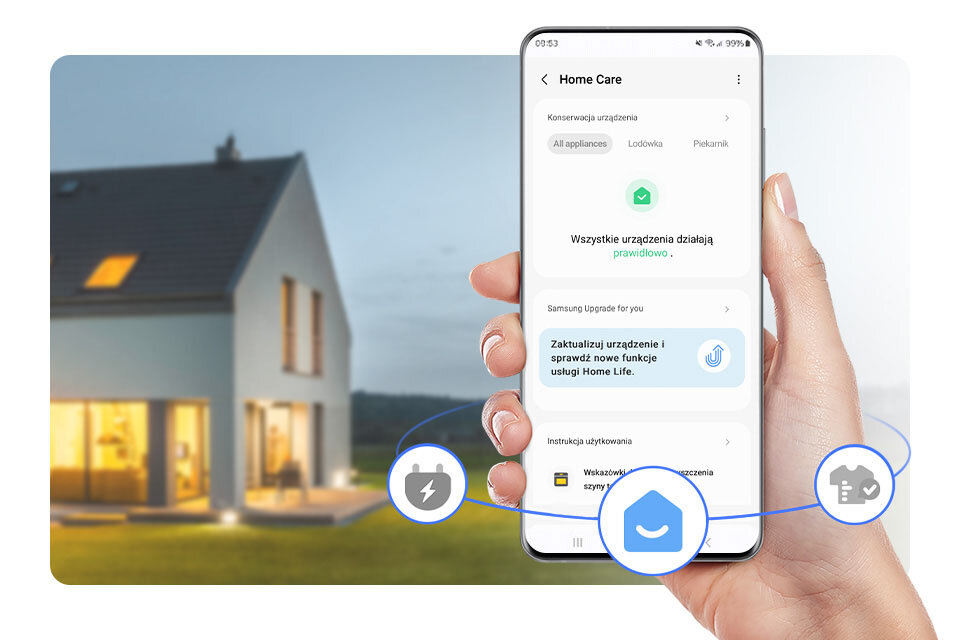 Funkcja SmartThings Home Care - zdalne zarządzanie suszarką Osoba trzyma smartfon z aplikacją \'Home Care\', na ekranie widoczny jest tekst: \'Wszystkie urządzenia działają prawidłowo\'. W tle znajduje się nowoczesny dom z oświetlonymi oknami.