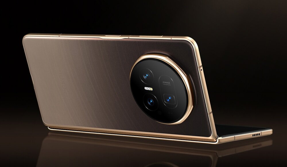 Złoty smartfon z dużym okrągłym modułem aparatu na tylnej obudowie, leżący na ciemnym tle.