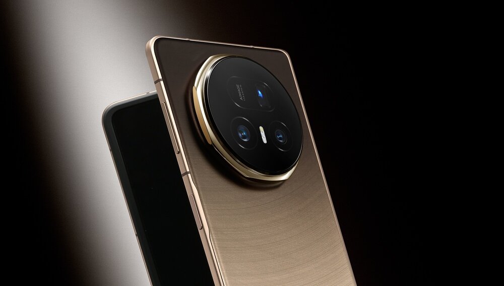 Złoty smartfon z dużym okrągłym modułem aparatu z trzema obiektywami i napisem \'AI Matrix Camera\'.