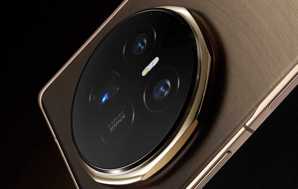 Zbliżenie na aparat smartfona z trzema obiektywami i napisem \'AI MATRIX CAMERA\'.