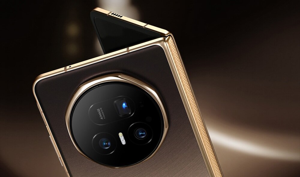 Złoty smartfon z dużym okrągłym modułem aparatu z trzema obiektywami i napisem \'Matrix Camera\'.