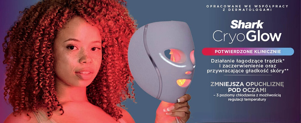 Osoba trzyma liliową maskę LED, obok której znajduje się tekst: \'Opracowane we współpracy z dermatologami. Shark CryoGlow. Potwierdzone klinicznie. Działanie łagodzące trądzik i zaczerwienienie oraz przywracające gładkość skóry. Zmniejsza opuchliznę pod oczami - 3 poziomy chłodzenia z możliwością regulacji temperatury\'.