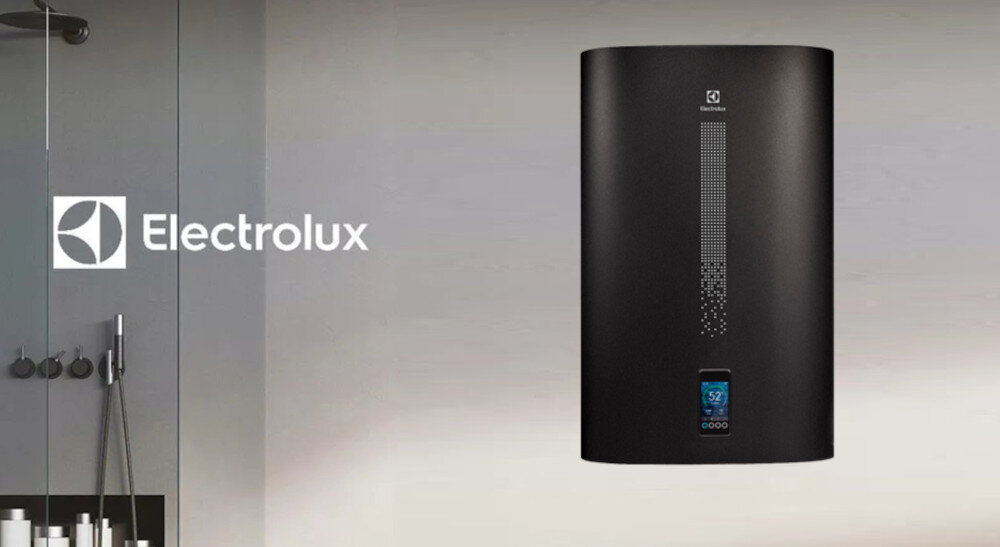 Czarny bojler elektryczny z wyświetlaczem cyfrowym pokazującym temperaturę 52 stopnie. Obok widoczne jest logo i napis \'Electrolux\'.