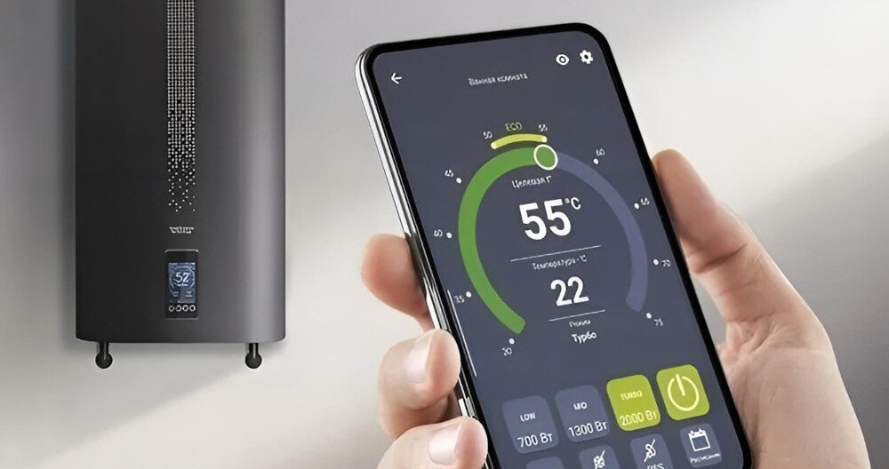Na ścianie wisi czarny bojler z wyświetlaczem pokazującym temperaturę 52°C. Osoba trzyma smartfon z aplikacją, która pokazuje temperaturę 55°C i tryb ECO.