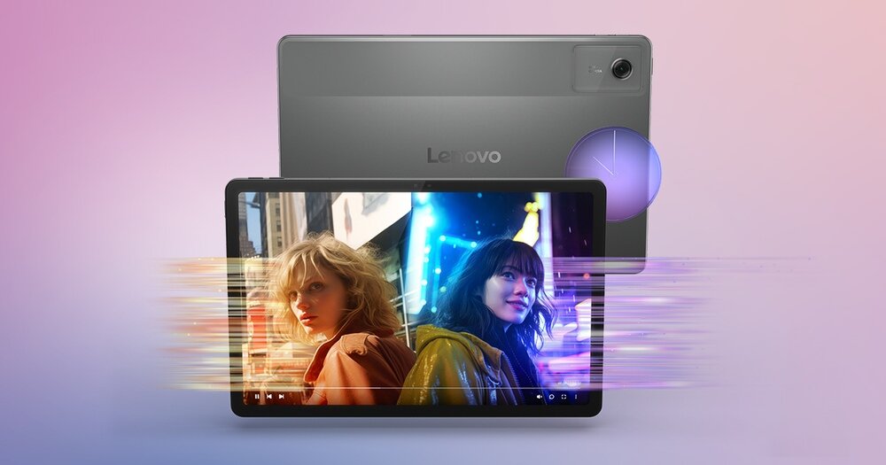 Na obrazie widoczny jest szary tablet z logo \'Lenovo\', na ekranie którego wyświetlane jest kolorowe zdjęcie dwóch osób w miejskim otoczeniu. Tło jest gradientowe, przechodzące od różowego do fioletowego.