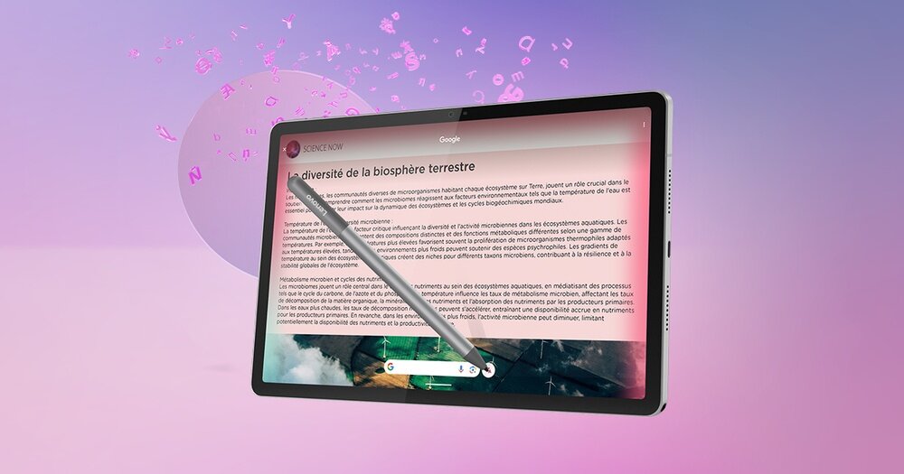 Tablet z wyświetlaczem pokazującym tekst w języku francuskim oraz rysik umieszczony na ekranie. W tle widoczne są unoszące się litery na różowym tle.