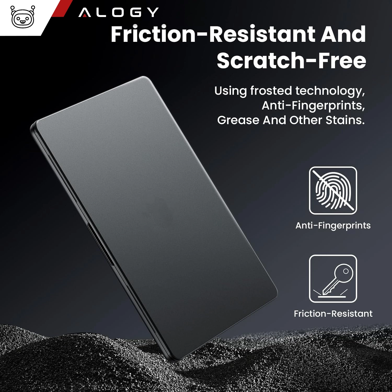 Obraz przedstawia czarne, matowe etui na laptopa na tle ciemnego piasku. Widoczny jest tekst: \'Alogy Friction-Resistant And Scratch-Free Using frosted technology, Anti-Fingerprints, Grease And Other Stains.\' oraz ikony z napisami \'Anti-Fingerprints\' i \'Friction-Resistant\'.