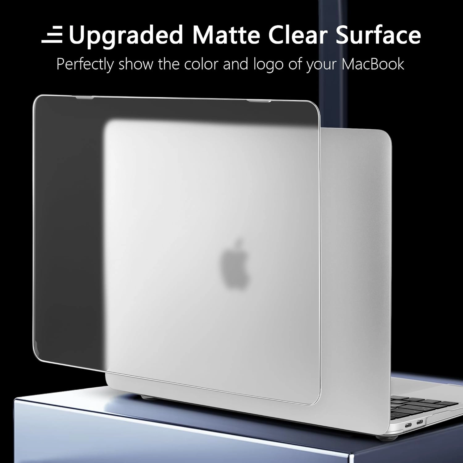 Obraz przedstawia przezroczyste, matowe etui na laptopa, które jest nałożone na MacBooka. Na górze widoczny jest tekst: \'Upgraded Matte Clear Surface Perfectly show the color and logo of your MacBook\'.