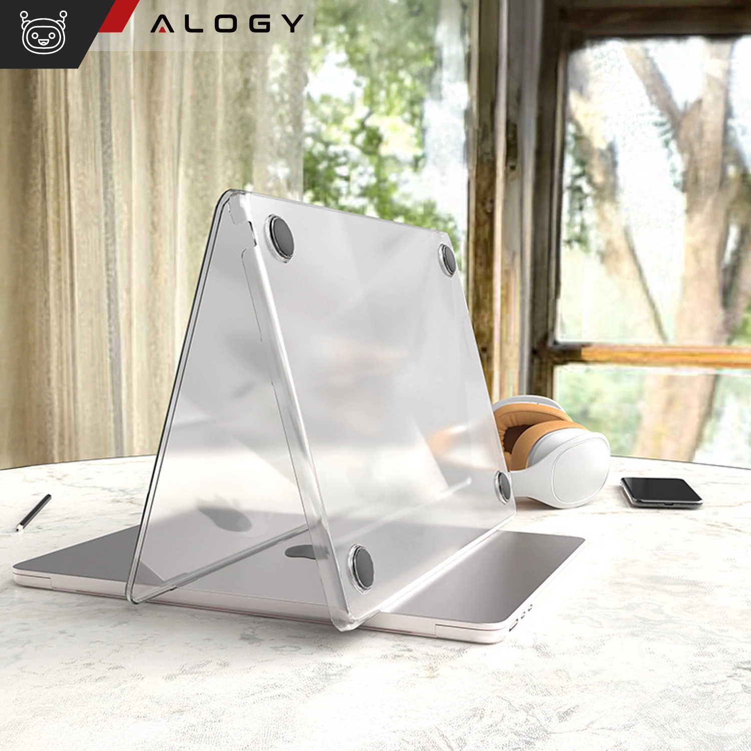 Na stole znajduje się przezroczyste etui na laptopa, ustawione w pozycji stojącej. W tle widoczne są słuchawki i smartfon, a w lewym górnym rogu logo \'ALOGY\'.