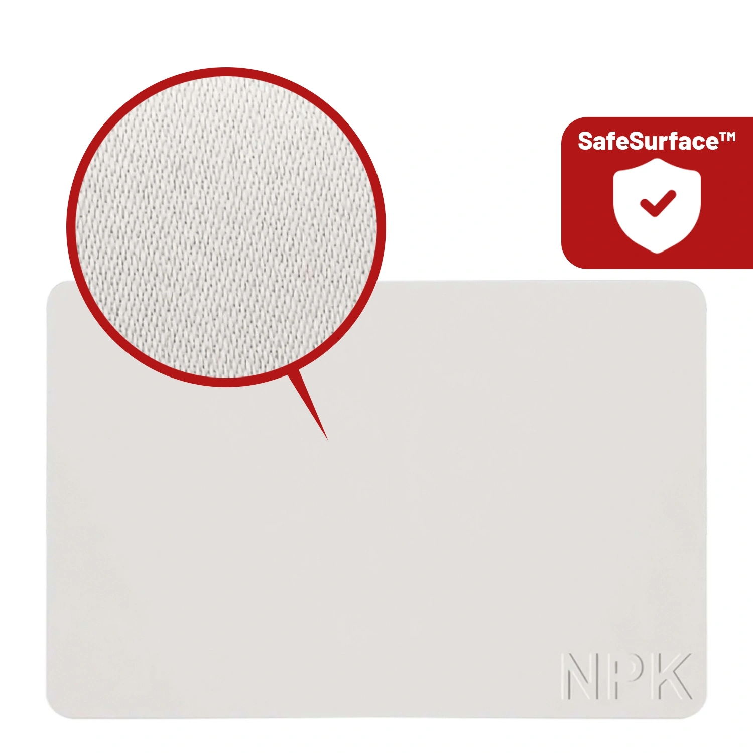 Obraz przedstawia białą ściereczkę z mikrofibry z logo \'NPK\' w rogu. W prawym górnym rogu znajduje się czerwone logo z napisem \'SafeSurface™\' oraz powiększenie struktury materiału.