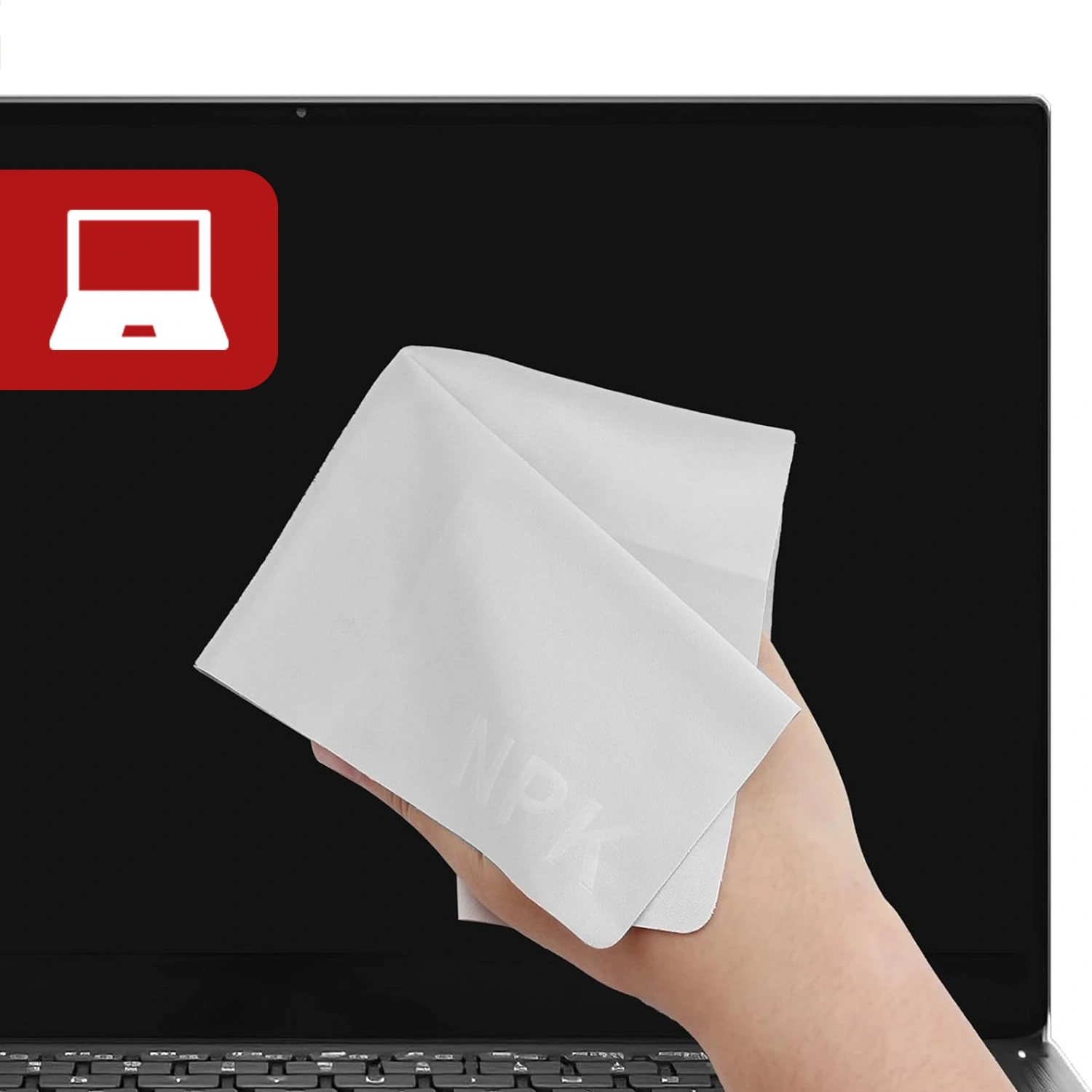 Osoba trzyma białą ściereczkę z napisem \'NPK\' przed ekranem laptopa. W rogu ekranu widoczna jest ikona laptopa na czerwonym tle.