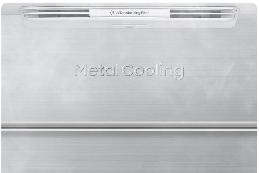 Media Expert - chłodziarko-zamrażarka - Metal Cooling Obraz przedstawia fragment lodówki z napisem \'Metal Cooling\' oraz widocznym filtrem oznaczonym jako \'UV Deodorizing Filter\'.