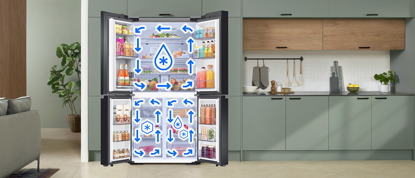 Media Expert - chłodziarko-zamrażarka - Triple Cooling Otwarta lodówka z widocznymi produktami spożywczymi, takimi jak napoje i słoiki, oraz niebieskimi strzałkami i symbolami wskazującymi na system chłodzenia. W tle znajduje się nowoczesna kuchnia z szafkami i dekoracjami.