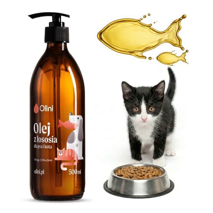 Na obrazie znajduje się brązowa butelka z pompką z napisem \'Olini Olej z łososia dla psa i kota Omega 3 EPA+DHA olini.pl 500ml\'. Obok butelki stoi czarno-biały kot przy misce z karmą, a nad nim widoczny jest kształt ryby z oleju.