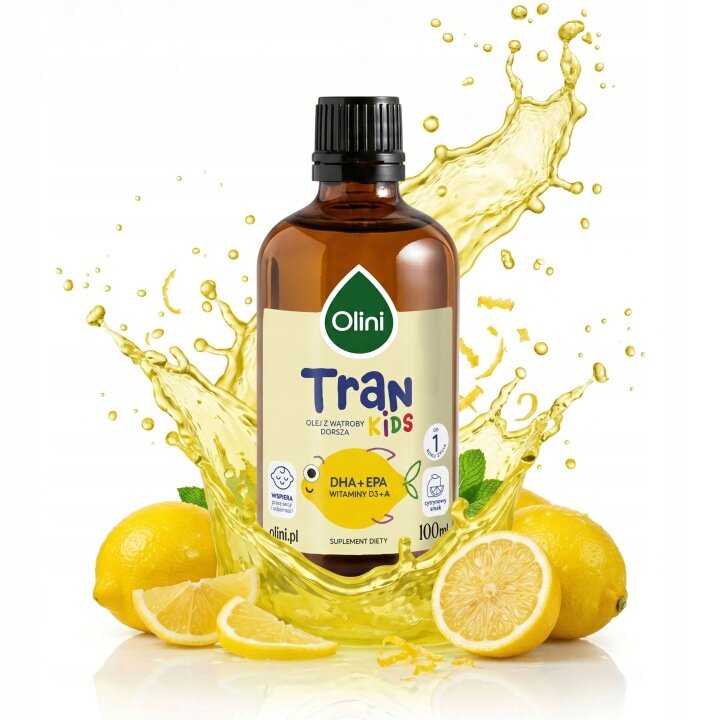 Butelka z etykietą \'Olini Tran Kids\' otoczona rozpryskującym się płynem i cytrynami. Na etykiecie widnieje napis \'DHA + EPA Witaminy D3+A\' oraz \'100 ml\'.