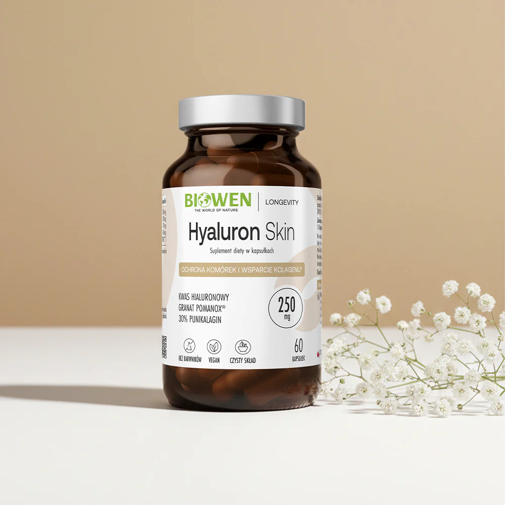 Szklana butelka z etykietą \'Biowen Hyaluron Skin Suplement diety w kapsułkach\' stoi na jasnym tle obok gałązki z białymi kwiatami. Na etykiecie widnieje informacja \'Ochrona komórek i wsparcie kolagenu\', \'250 mg\', \'60 kapsułek\'.