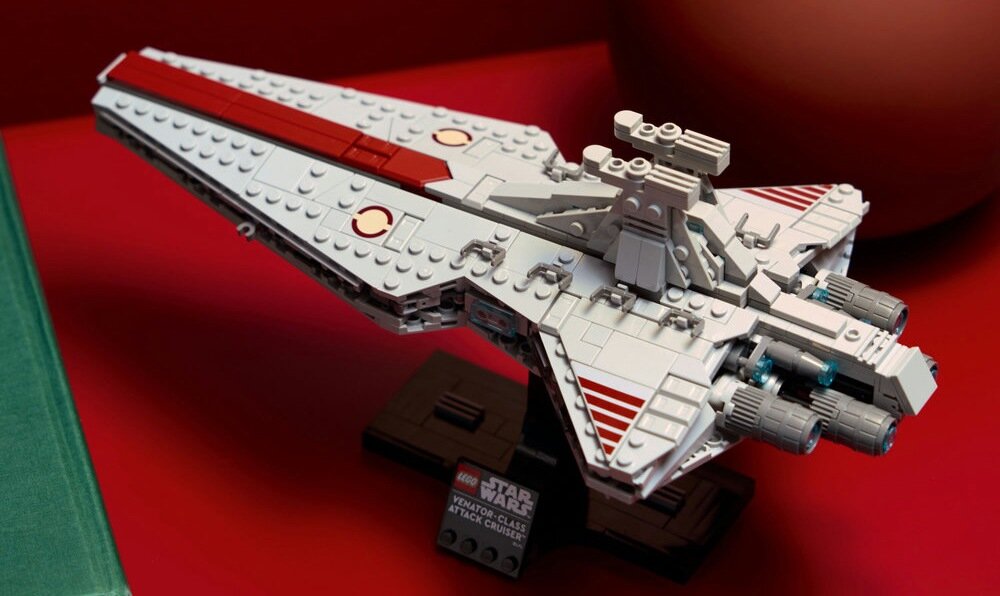 Model LEGO przedstawiający krążownik szturmowy typu Venator z serii Star Wars, umieszczony na podstawce z napisem \'LEGO Star Wars Venator-Class Attack Cruiser\'.