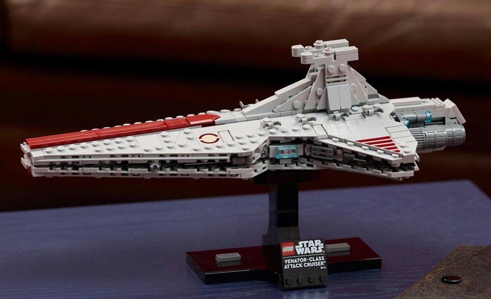 Model statku kosmicznego z klocków LEGO na podstawce z napisem \'LEGO Star Wars Venator-Class Attack Cruiser\'.