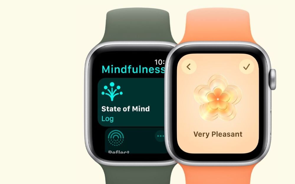 Dwa smartwatche z wyświetlonymi aplikacjami: \'Mindfulness\' z tekstem \'State of Mind Log\' oraz aplikacja z grafiką kwiatu i tekstem \'Very Pleasant\'.