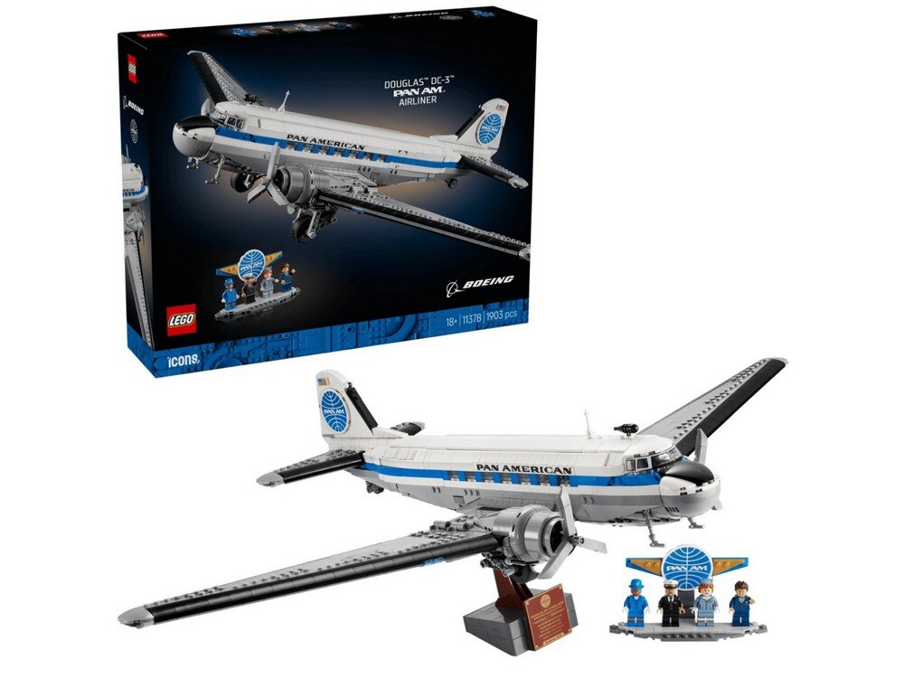 Zestaw LEGO przedstawiający model samolotu pasażerskiego Douglas DC-3 z logo Pan American na skrzydłach i kadłubie. W tle widoczny jest karton z grafiką samolotu oraz figurki postaci w uniformach.