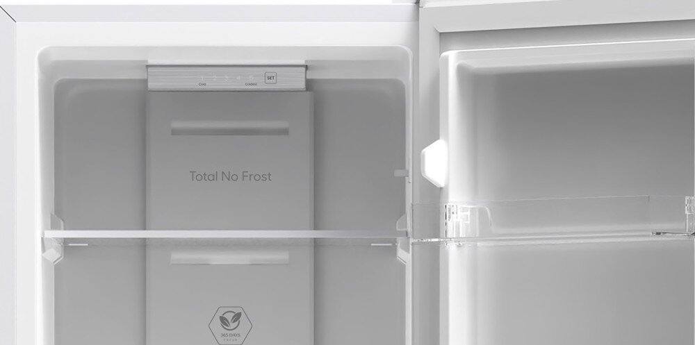 Wnętrze lodówki z napisem \'Total No Frost\' na tylnej ściance. Widoczne są półki i przezroczyste elementy konstrukcji.