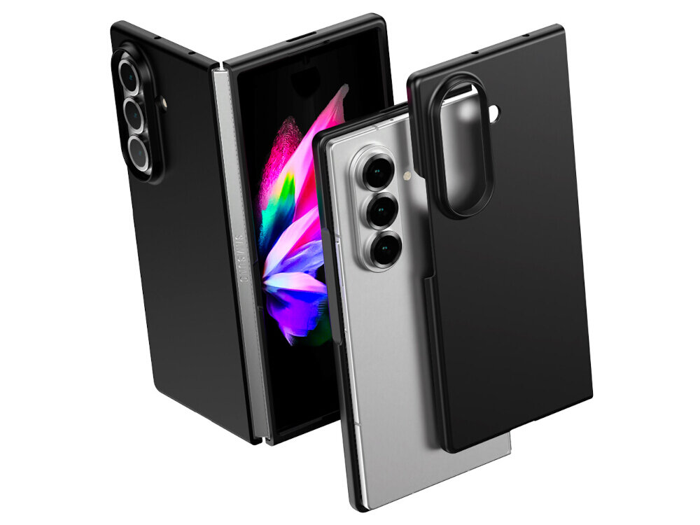 Na obrazie widoczne są trzy czarne etui na telefon, z jednym z nich częściowo otwartym, ukazującym kolorowy ekran urządzenia. Etui mają wycięcia na aparat z trzema obiektywami.