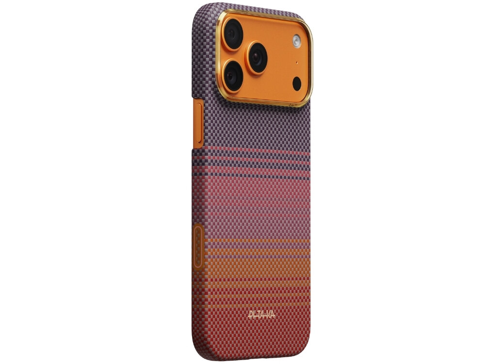 Etui na telefon z gradientowym wzorem w odcieniach pomarańczowego i fioletowego, z trzema otworami na aparaty. Na etui widoczne jest logo \'PITAKA\'.