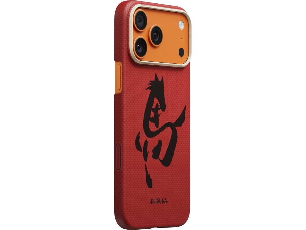 Czerwone etui na telefon z czarnym wzorem przypominającym konia oraz napisem \'PITAKA\' na dole. Etui posiada wycięcia na trzy obiektywy aparatu i lampę błyskową.