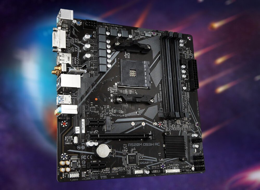 Komputer XQUANTUM XQR5R16S512GB-XA44WP Płyta główna komputera z czarnym laminatem, widocznym gniazdem procesora, czterema slotami pamięci oraz elementami montażowymi