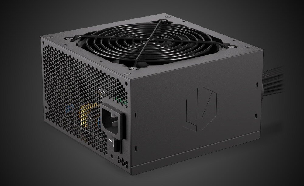 Komputer XQUANTUM XQR5R16S512GB-XA44WP Zasilacz komputerowy z widocznym wentylatorem i osłoną na perforowanej ścianie