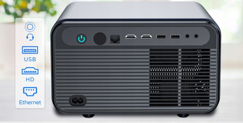 Obraz przedstawia projektor z różnymi portami na tylnej ściance, w tym HDMI, USB i Ethernet. Obok znajduje się ikona z symbolami: słuchawki, USB, HD i Ethernet.