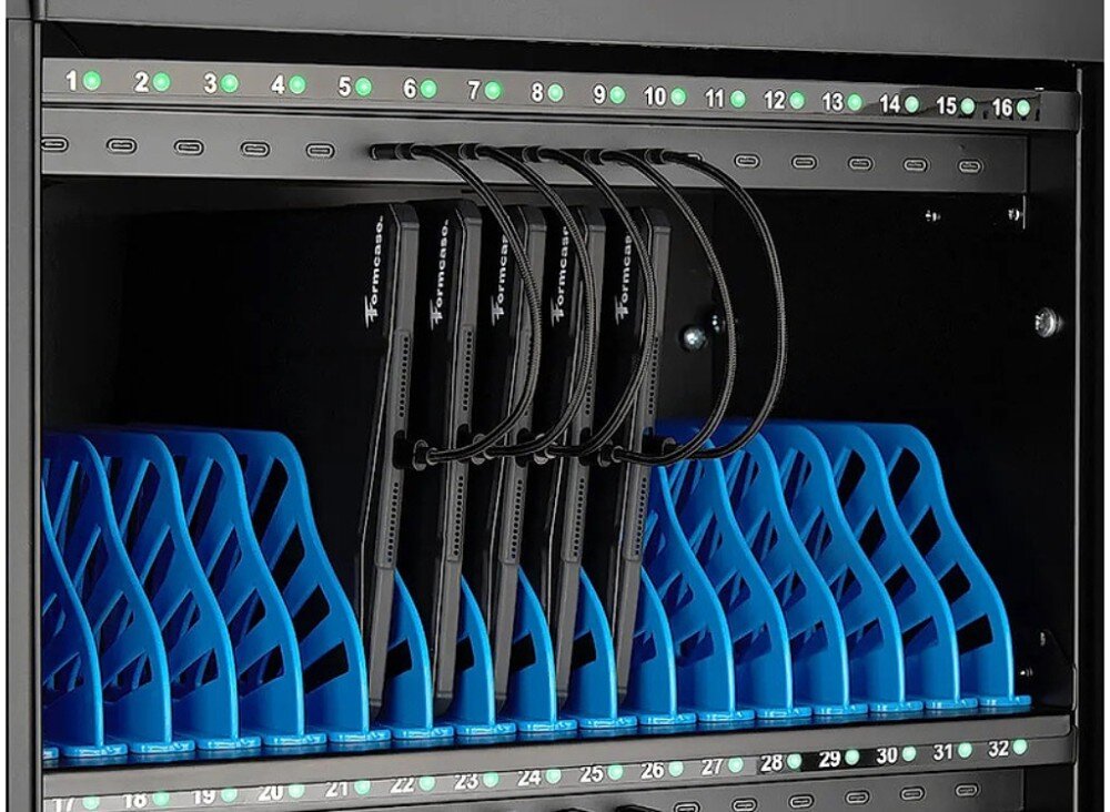 Szafa do ładowania FORMCASE TransformerCart T48PD Wnętrze półki szafki z przegrodami, w których umieszczono pionowo płaskie urządzenia elektroniczne podłączone przewodami do gniazd u góry
