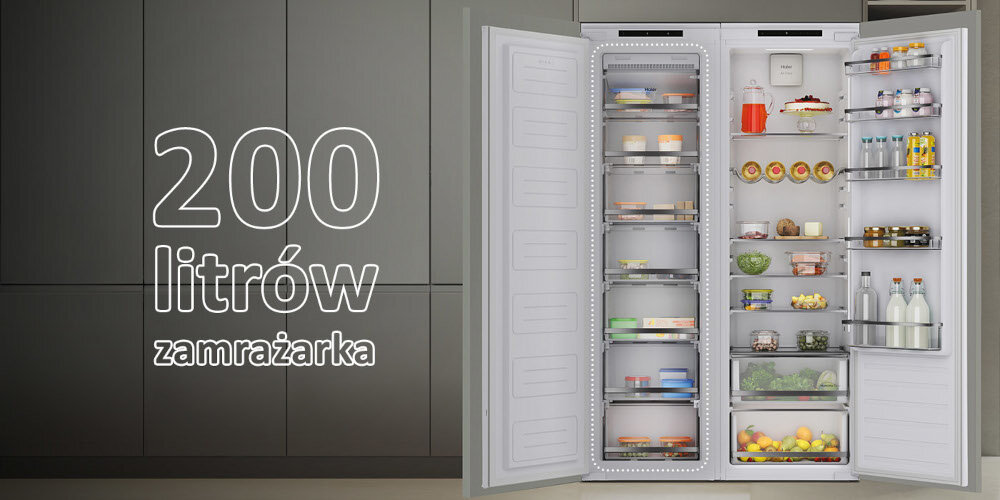 Otwarta zamrażarka z widocznymi półkami wypełnionymi różnymi produktami spożywczymi. Obok zamrażarki znajduje się napis \'200 litrów zamrażarka\'.