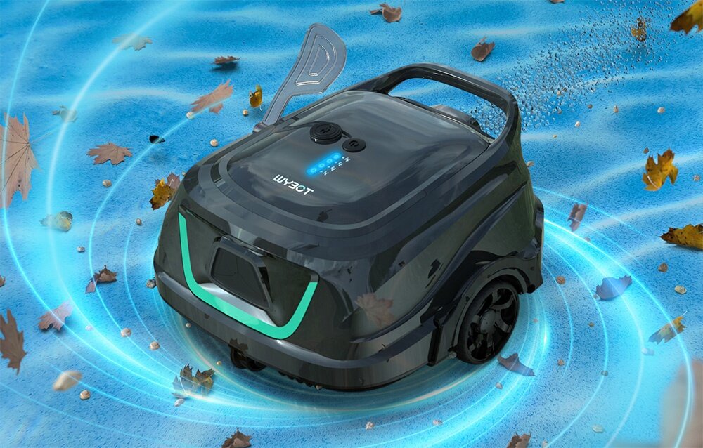 Na obrazie widoczny jest robot do czyszczenia basenów na tle wody z unoszącymi się liśćmi. Na urządzeniu znajduje się logo \'WYBOT\' oraz świecące wskaźniki.