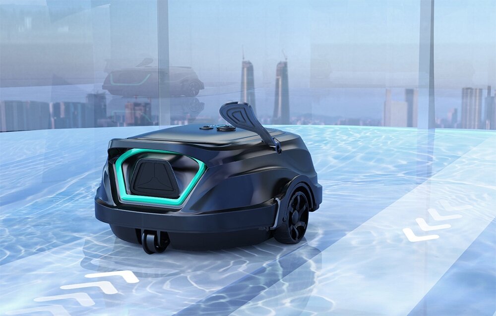 Na obrazie widoczny jest czarny robot do czyszczenia basenów z niebieskim podświetleniem, umieszczony na powierzchni wody. W tle widać panoramę miasta z wysokimi budynkami.