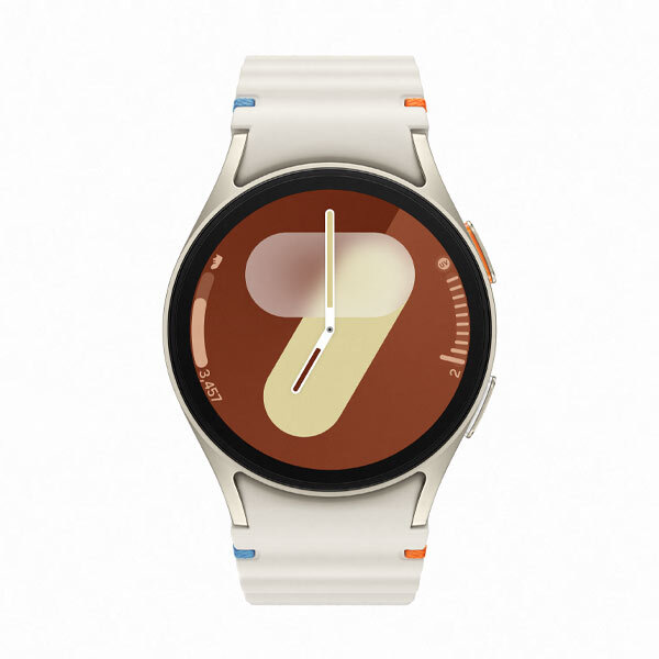 Smartwatch z okrągłym wyświetlaczem, na którym widoczna jest stylizowana liczba 7 na brązowym tle. Pasek zegarka jest jasny z kolorowymi akcentami przy zapięciu.