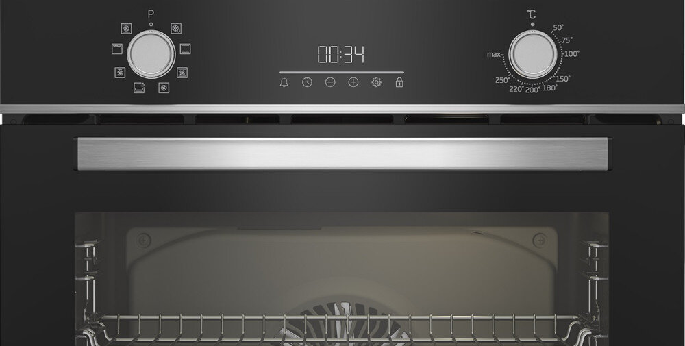 Czarny piekarnik elektryczny z dwoma pokrętłami i wyświetlaczem cyfrowym pokazującym \'00:34\'. Wnętrze piekarnika widoczne przez szklane drzwiczki, z metalowym rusztem i wentylatorem.