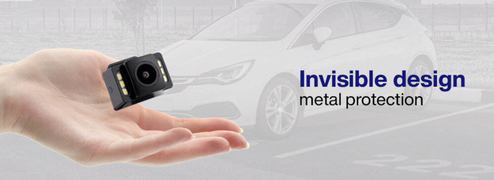 Na dłoni znajduje się mała kamera cofania z czterema diodami LED. Obok widoczny jest napis: \'Invisible design metal protection\', a w tle rozmyty obraz samochodu.