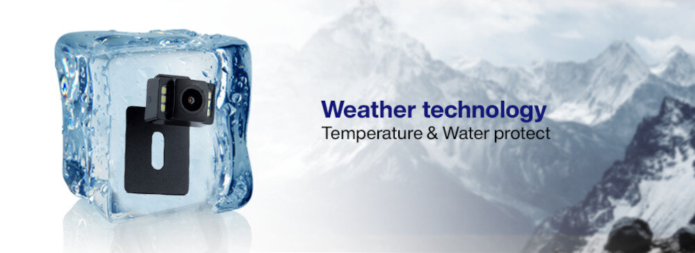 Kamera cofania umieszczona w kostce lodu, obok napis \'Weather technology Temperature & Water protect\'. W tle widoczne są góry pokryte śniegiem.