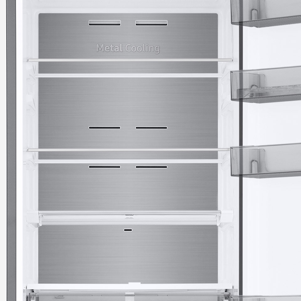 Pozbawione produktów półki pozwalają zobaczyć zamontowany w chłodziarce tylny panel Metal Cooling Wnętrze lodówki z metalowym panelem oznaczonym napisem \'Metal Cooling\'. Widoczne są półki oraz przezroczyste pojemniki na drzwiach.
