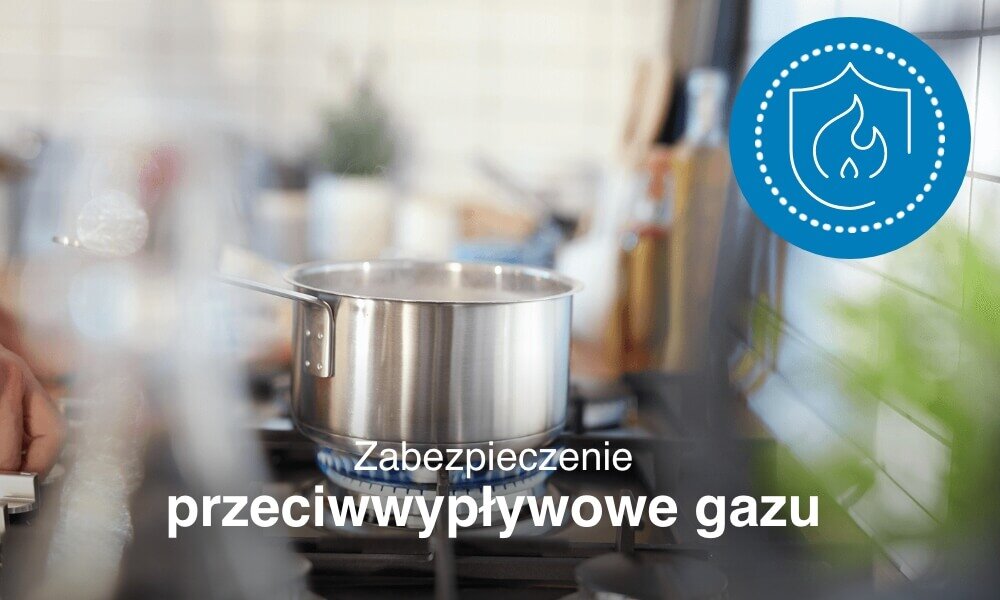 Na obrazie widoczny jest garnek na płycie gazowej, a w tle znajduje się kuchnia. Nałożony jest tekst: \'Zabezpieczenie przeciwwypływowe gazu\'.