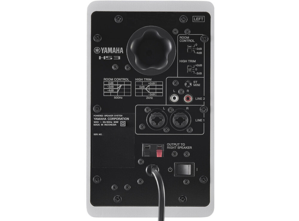 Tył kolumny głośnikowej z widocznymi złączami i pokrętłem regulacji. Na panelu znajdują się napisy: \'YAMAHA HS3\', \'ROOM CONTROL\', \'HIGH TRIM\', oraz informacje o mocy i pochodzeniu produktu.