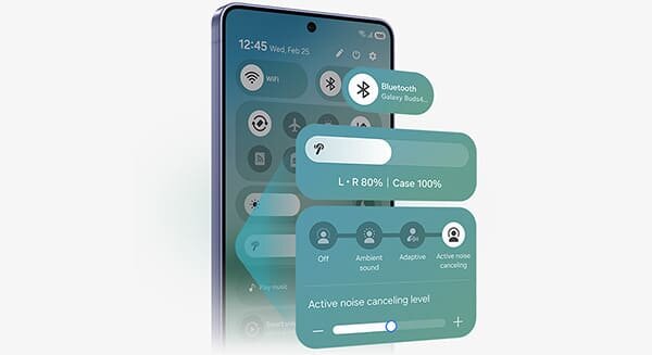 Galaxy z panelem szybkiego dostępu One UI 8.5; widać Bluetooth, głośność i redukcję szumów. Na obrazie widoczny jest smartfon z wyświetlonymi ikonami i powiadomieniami na ekranie, w tym godzina 12:45, data Wed, Feb 25 oraz ikony Bluetooth i WiFi. Dodatkowo widoczne są powiadomienia dotyczące poziomu naładowania etui i słuchawek oraz ustawienia redukcji szumów.