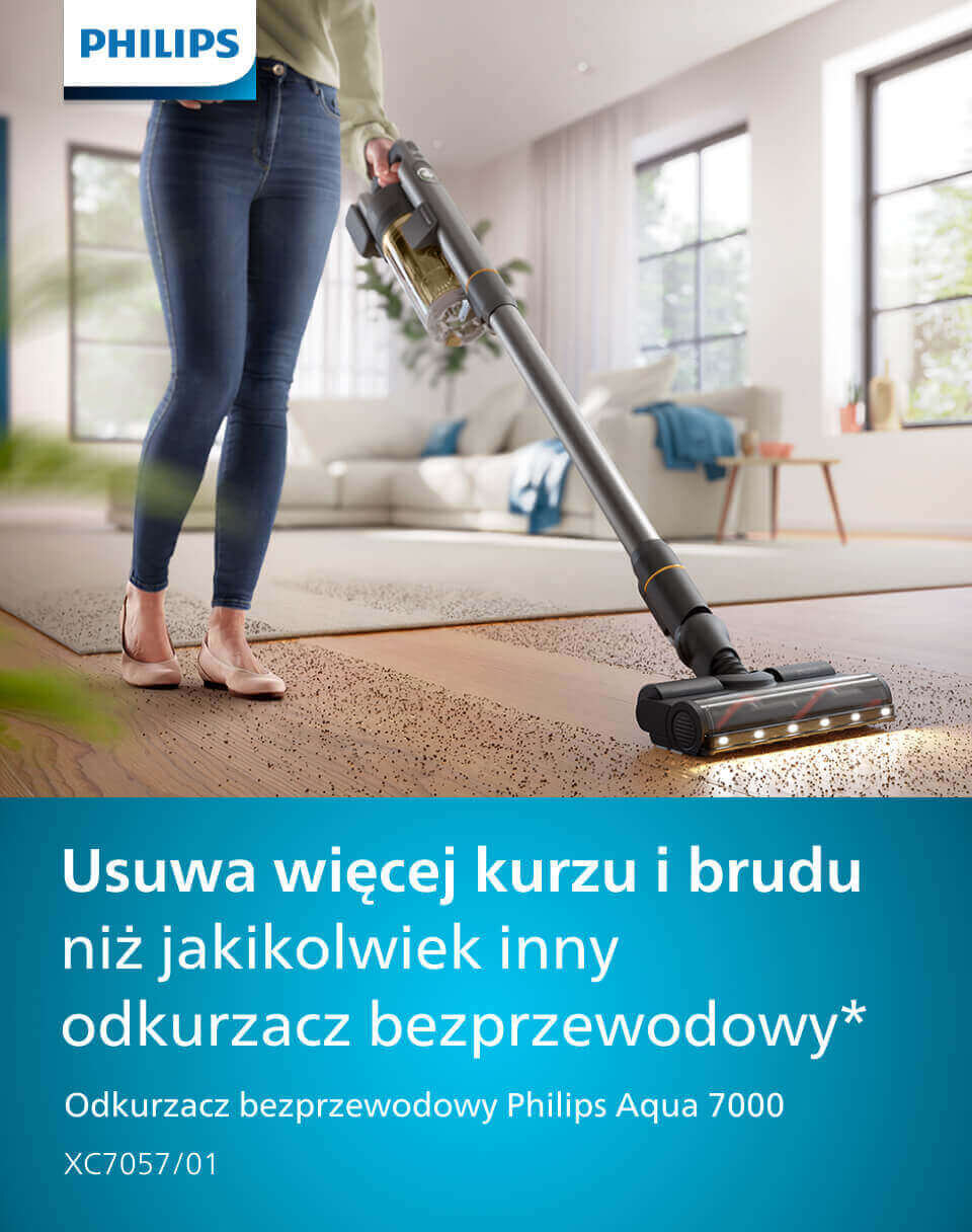 Osoba używa odkurzacza pionowego w jasnym, nowoczesnym salonie. Tekst na obrazie: \'Usuwa więcej kurzu i brudu niż jakikolwiek inny odkurzacz bezprzewodowy* Odkurzacz bezprzewodowy Philips Aqua 7000 XC7057/01\'.